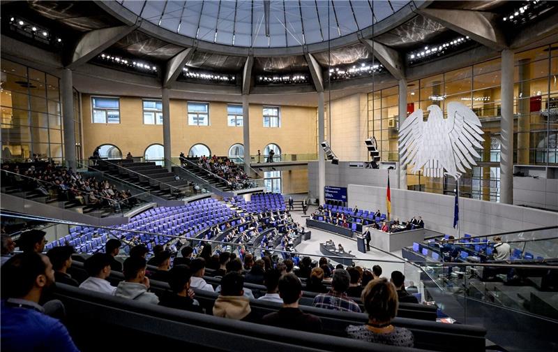 Bundestag beschließt Schuldenbremse und Nachtragshaushalt Vorgesehen sind für das laufende Haushaltsjahr nun Ausgaben in Höhe von 461,21 Milliarden Euro.