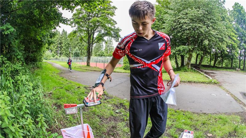 An den Streckenposten weisen die Läufer nach, dass sie die Route korrekt gelaufen sind.