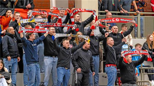 Voriges Jahr hat der Fanblock des FC Einheit Wernigerode beim Bezirksturnier in Clausthal seine Mannschaft in der Halle lautstark unterstützt. Auch für Sonntag haben sich die Ostharzer angesagt.