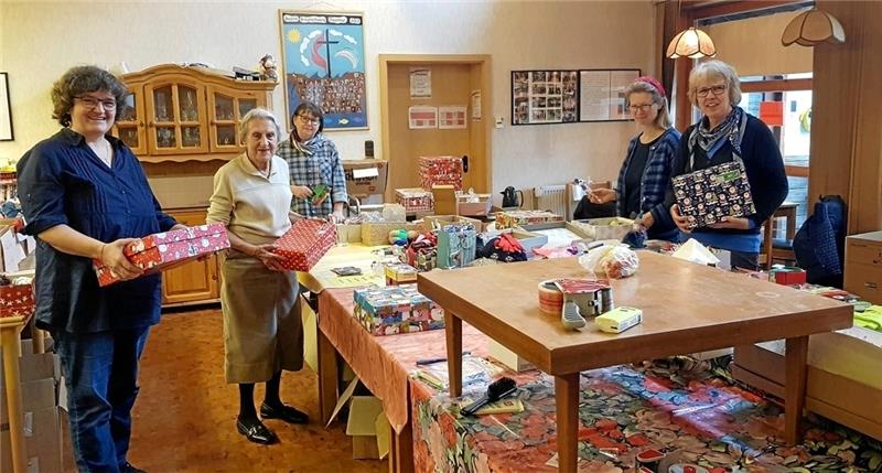 Schuhkarton-Aktion startet in Clausthal am 1. November Voriges Jahr ist die Sammelstelle noch in den Räumen der Ev.-methodistischen Kirche untergebracht, jetzt ist sie in der Sporthalle der ehemaligen Calvörschule zu finden. Ansprechpartnerinnen sind Kristin Dannenberg (l.) und Ursel Schminkus (re.). Foto:GZ-Archiv