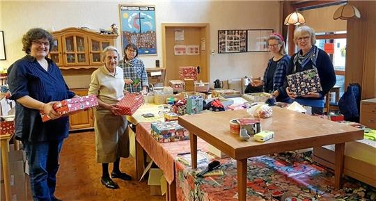 Voriges Jahr ist die Sammelstelle noch in den Räumen der Ev.-methodistischen Kirche untergebracht, jetzt ist sie in der Sporthalle der ehemaligen Calvörschule zu finden. Ansprechpartnerinnen sind Kristin Dannenberg (l.) und Ursel Schminkus (re.). Foto:GZ-Archiv