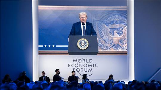 Voriges Jahr nur auf der Leinwand, diesmal wieder persönlich: US-Präsident Trump auf dem Weltwirtschaftsforum. (Archivbild)