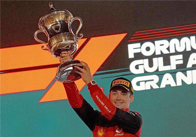 Das muss man zum Großen Preis von Bahrain wissen Vorjahressieger Charles Leclerc aus Monaco vom Team Ferrari mit dem Pokal.