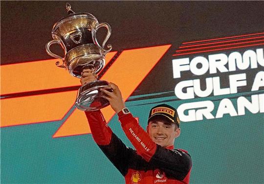 Vorjahressieger Charles Leclerc aus Monaco vom Team Ferrari mit dem Pokal.
