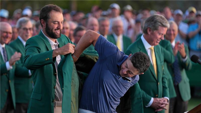 Tränen und Glückwünsche: McIlroy vollendet Golf-Grand-Slam Vorjahressieger Scottie Scheffler streifte McIlroy das grüne Jackett über.