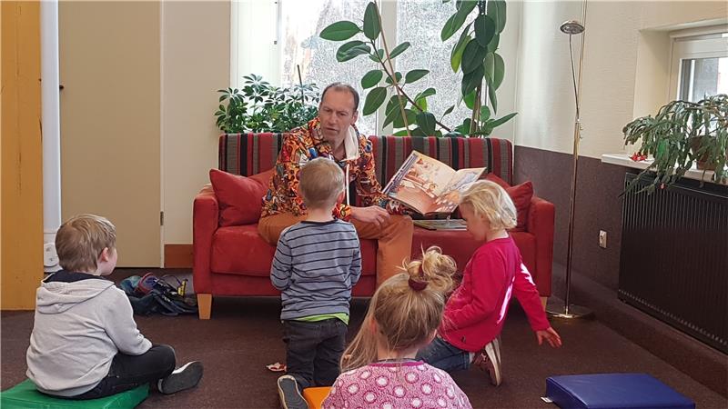 Vorleser Michael Jach liest nicht einfach nur vor, sondern bezieht die Kinder mit ein, die von ihren eigenen Erlebnissen aus der Familie oder dem Kindergarten erzählen. Fotos: Römhild