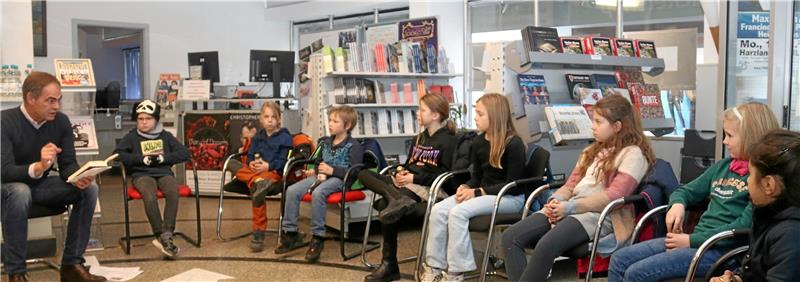 Vorlesetag in Goslar: Rattenjunge und die Kakerlake Karate Vorlesetag bei der GZ, es liest der Chefredakteur Jörg Kleine. Foto: Roß