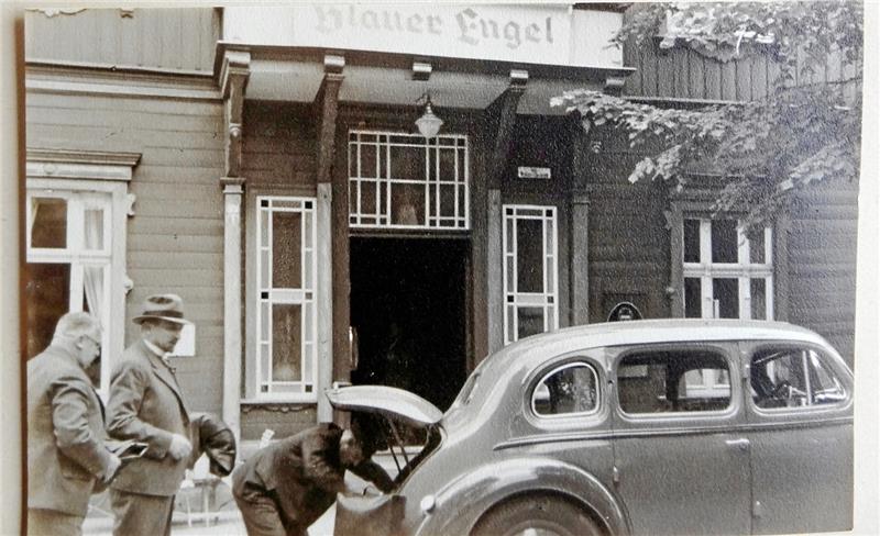 Historisches Reisetagebuch aus Braunlage verfilmt Vorm Hotel „Blauer Engel“ in Braunlage packt der Chauffeur den Wanderer, mit dem die Honoratioren reisen. Fotos: Privat/Nachtweyh