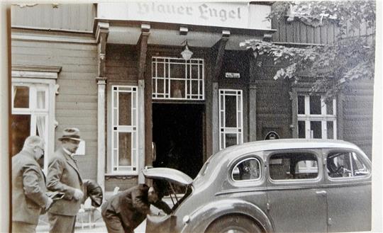Vorm Hotel „Blauer Engel“ in Braunlage packt der Chauffeur den Wanderer, mit dem die Honoratioren reisen. Fotos: Privat/Nachtweyh