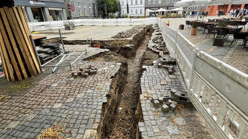Aufriss im Wohnzimmer der Kaiserstadt Vorm Mach-Mit-Haus sind zwei Gräben ausgehoben. Dort sollen Leitungen neu verlegt werden.