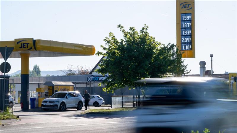 Vormittags fallen die Spritpreise teilweise unter 2 Euro. (Archivbild)