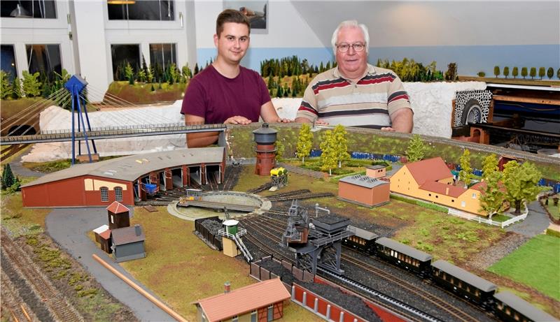 Kaiserpfalz in einer elektrisierenden Wunderwelt Vorne der Lokschuppen mit Drehscheibe, hinten die Höhenzüge des Harzes: Hendrik Bauer (li.) und Wolfgang Kanthak von den Eisenbahnfreunden Goslar. An der Landschaft arbeiten die Eisenbahnfreunde stetig weiter.