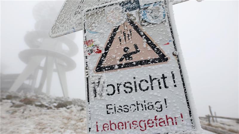 „Vorsicht Eisschlag“ ist auf einem Hinweisschild auf dem Brocken zu lesen.