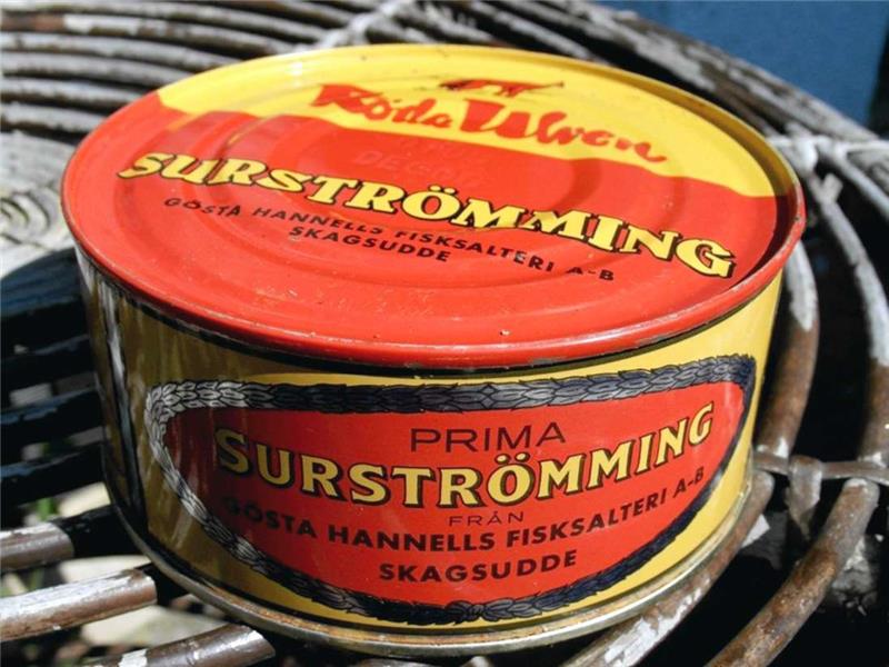 Starke Schweden mit Stinkefisch Vorsicht Explosionsgefahr: Die Dosen mit dem vor sich hin gärenden faulig riechenden Fisch stehen mächtig unter Druck. Wenn man nicht aufpasst, ist nach dem Öffnen eine Küchenrenovierung fällig. Foto: Wikipedia