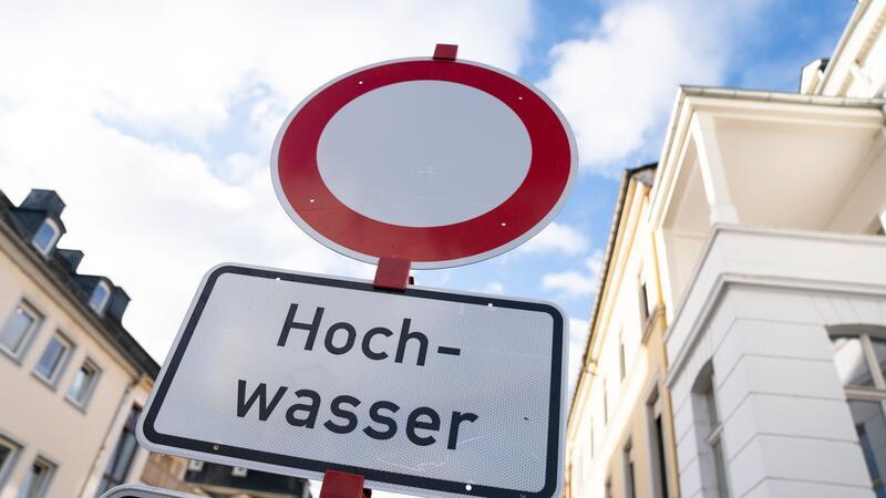 So schützen Sie Ihr Haus vor Überflutung Vorsicht Hochwasser: Manche Regionen sind regelmäßig von Überschwemmungen betroffen.