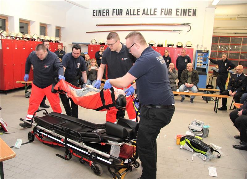 Vorsicht ist geboten beim Transport der Verletzten.