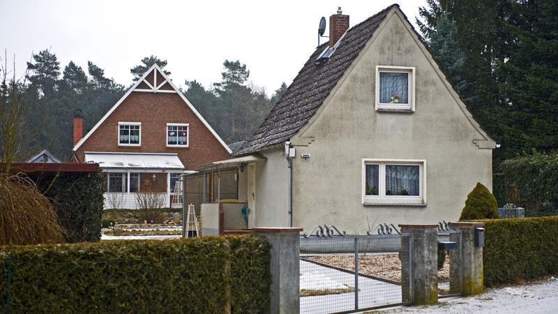 Mieten oder kaufen? Wann sich ein Hauskauf lohnt Vorsicht: Die Sanierung eines alten Hauses kann teuer werden.