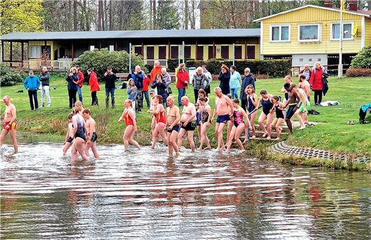 Vorsichtig und nacheinander begeben sich die auf das Anbaden eingestellten Besucher ins Wasser. Fotos: Weiss