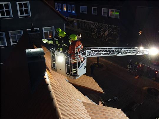 Vorsichtshalber reinigen die Einsatzkräfte der Feuerwehr über die Braunlager Drehleiter den Schornstein des verqualmten Hauses. Foto: Feuerwehr