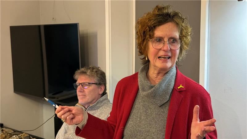 Oberharzer Bergwerksmuseum scheint gesichert Vorsitzende Barbara Diederich gestikuliert mit einem Stift während sie spricht.