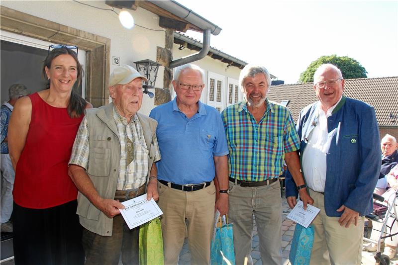 Harzklub Neuekrug-Hahausen will sich verjüngen Vorsitzende Birgit Beissert freut sich mit den geehrten Gründungsmitgliedern.