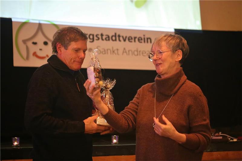 Bergstadtverein St. Andreasberg begrüßt das neue Jahr Vorsitzende Brigitte Rieger bedankt sich unter anderem bei Bernd Jatho für seine Hilfe in allen Vereinsbelangen. Foto: Jung