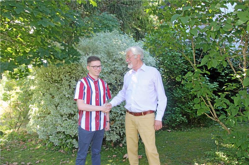 Vorsitzender Albert Baumann (rechts) begrüßt Maximilian Stadel als neues Mitglied der CDU-Ratsfraktion.  Fotos: Eggers