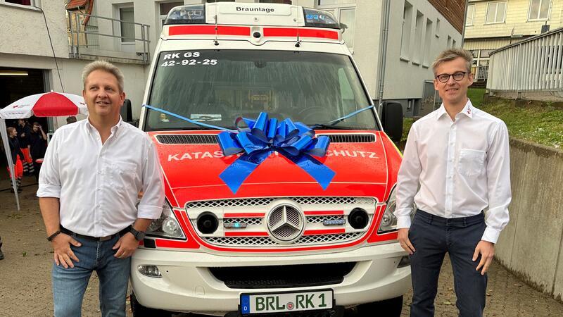 Vorsitzender Dr. Christian Braem (rechts) und Bereitschaftsleiter Marcus Backes freuen sich über das neue Rettungsfahrzeug des DRK-Ortsvereins Braunlage-Hohegeiß.
