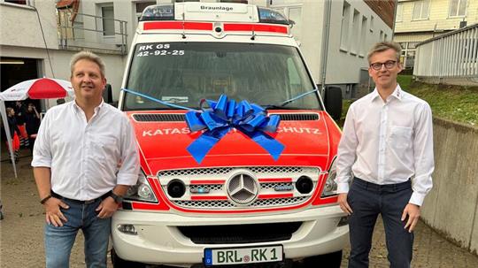 Vorsitzender Dr. Christian Braem (rechts) und Bereitschaftsleiter Marcus Backes freuen sich über das neue Rettungsfahrzeug des DRK-Ortsvereins Braunlage-Hohegeiß.