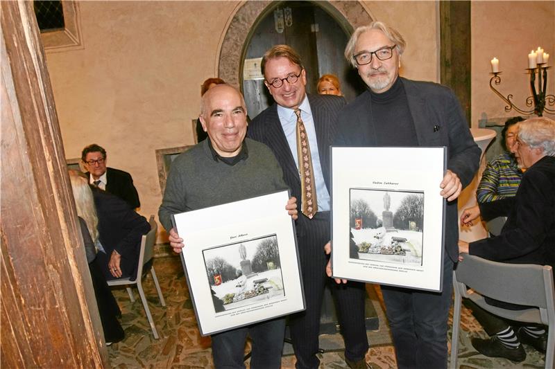 Kaisermahl mit russischer Familie im Großen Heiligen Kreuz Vorsitzender Florian Haacke hat zwei neue VFK-Ehrenmitglieder, Yuri Albert (li.) und Vadim Zakharov (re.). Foto: Kleine