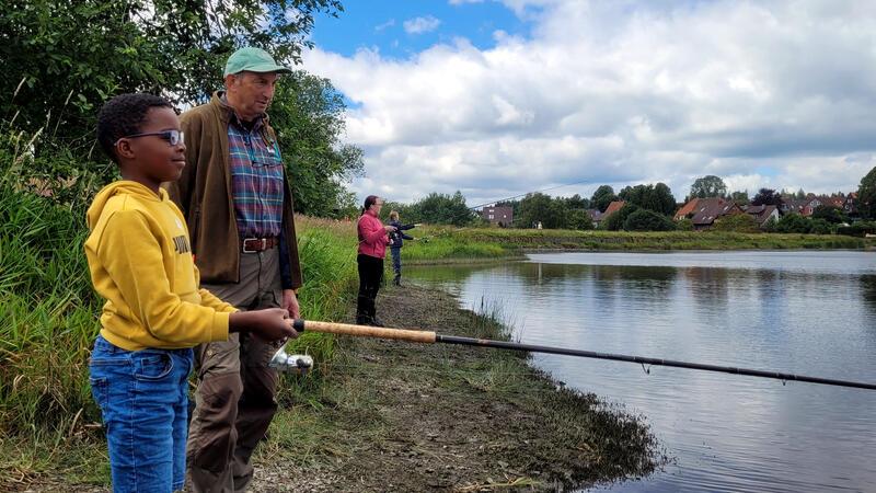 Oberharzer Angler wollen die richtige Grundhaltung vermitteln Vorsitzender Gerhard Krause zeigt Ephraim, worauf er beim Angeln achten muss.