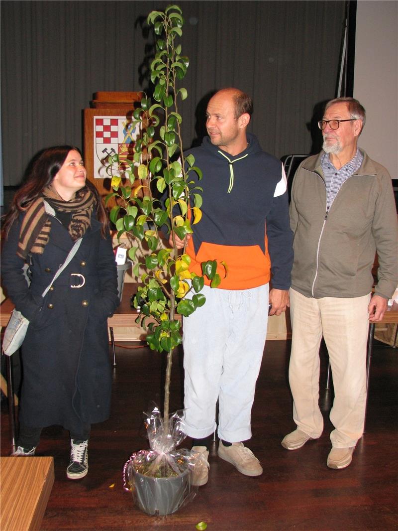 Vorsitzender Hans Bahn (rechts) übereicht den Birnbaum an die Schauspieler Anna Fischer und Moritz Führmann. Foto: Siebeneicher