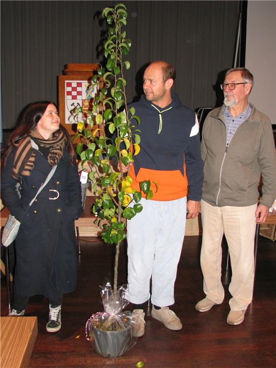 Vorsitzender Hans Bahn (rechts) übereicht den Birnbaum an die Schauspieler Anna Fischer und Moritz Führmann. Foto: Siebeneicher