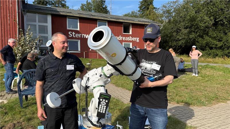Von St. Andreasberg aus geht der Blick ins Universum Vorsitzender Hendrik Millner (vorn links) und Schriftführer Dr. Martin Erhard beobachten am Samstag mit einem Linsenteleskop die Sonne.