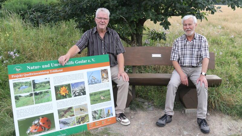 Vorsitzender Hubert Spaniol (links) und Medienbeauftragter Gerwin Bärecke nehmen auf der renovierten Bank Platz.