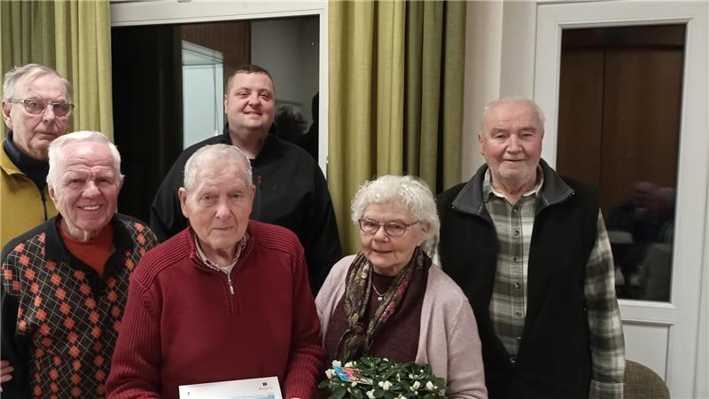 Eine beliebte Bündheimer Institution steht kurz vor dem Aus Vorsitzender Joachim Lyga (l.) und sein Vize Udo Raders (r.) mit den Geehrten (v.l.) Rudolf Sdralek, Herbert Bock, Florian Lyga und Monika Jahnke.