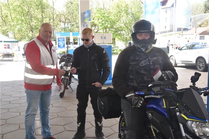 Braunlage: Verkehrswacht spricht mit Bikern beim Tanken Vorsitzender Michael Krause (links) versorgt die beiden Yamaha-Fahrer Fabian Prevener und Matthias Stucken mit Flyern. Foto: Breutel