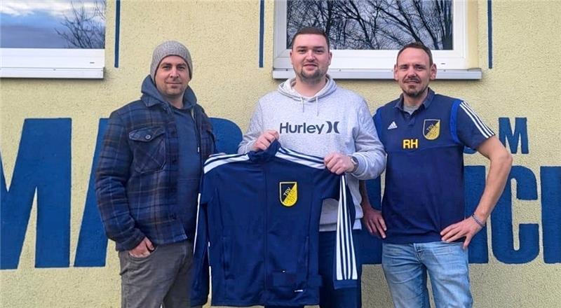 Vorsitzender Niklas Kröger (l.) und Fußballobmann Ricardo Herrmann (r.) begrüßen den neuen Trainer Luca Brandes auf dem Eichberg. Foto: Privat