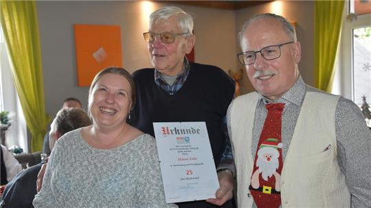 Vorsitzender Norbert Schalipp und seine Stellvertreterin Sabrina Ahrens zeichnen Helmut Kohls für 25-jährige Mitgliedschaft im Sozialverband aus.