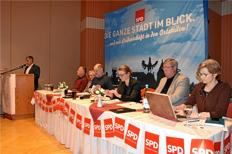 Vorsitzender Ralf Domroes (links) begrüßt zusammen mit dem Vorstand die Mitglieder der Goslarer SPD zur Jahreshauptversammlung im „Lindenhof“. Foto: Roß