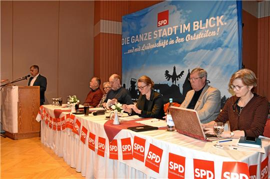 Vorsitzender Ralf Domroes (links) begrüßt zusammen mit dem Vorstand die Mitglieder der Goslarer SPD zur Jahreshauptversammlung im „Lindenhof“. Foto: Roß