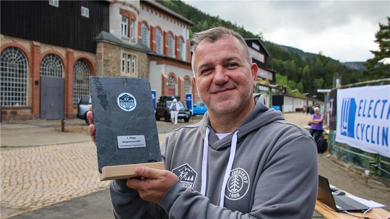 Vorsitzender Serkan Durmus schneidet die Siegerpokale aus Schiefer in Eigenarbeit zu.