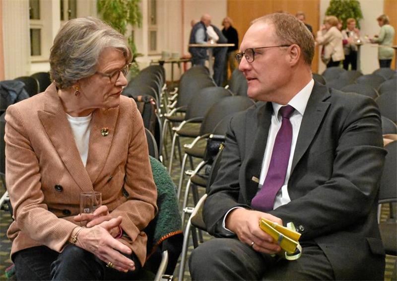 Vorstände unter sich: Stiftungsvorstand Sabine Fontheim im intensiven Gespräch mit Markus Creydt, Vorstand der Volksbank Nordharz, die das Projekt „Novum Opus“ unterstützen.