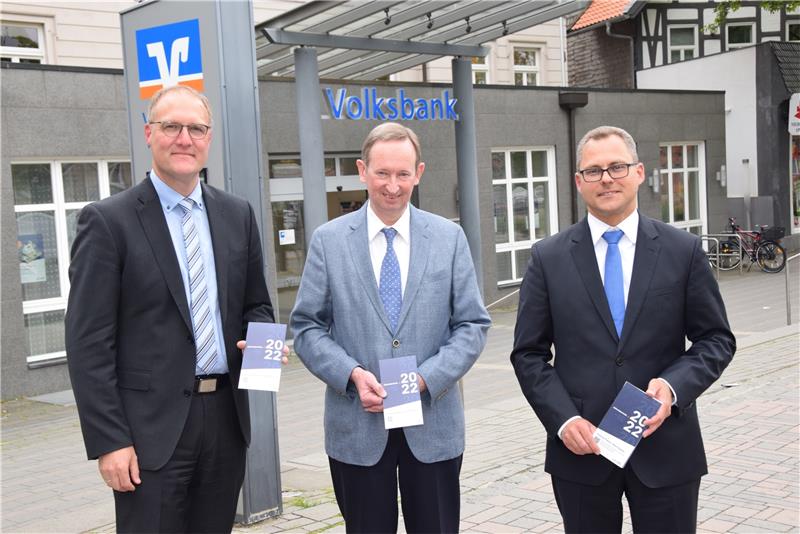 Vorstand Markus Creydt, Aufsichtsratschef Dirk Walter und Vorstand Peter Buikis (v. li.) haben die Bilanz 2022 vorgelegt und blicken optimistisch aufs laufende Geschäftsjahr.  Foto: Kleine