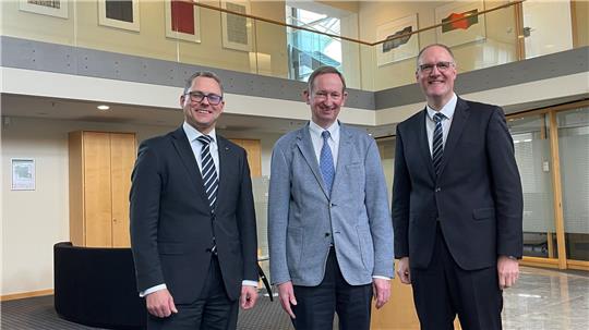 Das Bild zeigt von links Vorstand Peter Buikis, Aufsichtsratschef Dirk Walter und Vorstand Markus Creydt im Foyer der Hauptgeschäftsstelle der Volksbank Nordharz in der Rosentorstraße in Goslar.