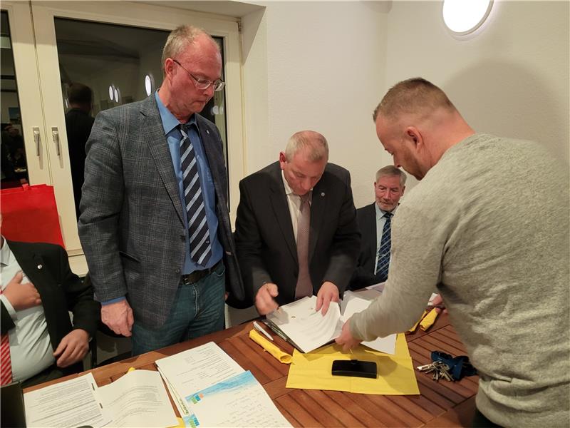 Vorstand Thomas Bartke (Mitte) unterzeichnet den Sponsorenvertrag im Beisein von Maurice Gomille (rechts) von der BLSK, Bad Harzburgs Bürgermeister Ralf Abrahms und Rennvereins-Präsident Stephan Ahrens (links). Foto: Exner