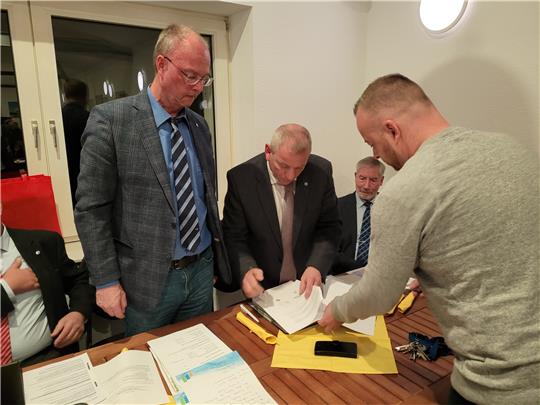 Vorstand Thomas Bartke (Mitte) unterzeichnet den Sponsorenvertrag im Beisein von Maurice Gomille (rechts) von der BLSK, Bad Harzburgs Bürgermeister Ralf Abrahms und Rennvereins-Präsident Stephan Ahrens (links). Foto: Exner