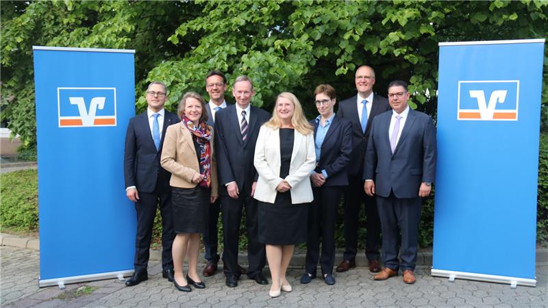 Volksbank Nordharz schüttet 172.988 Euro Dividende aus Vorstand und Aufsichtsrat der Volksbank Nordharz: Peter Buikis (von links), Wiebke Zein, Tobias Schauenburg, Dirk Walter, Ricarda Habraschka, Dr. Eva Helmold-Kaselowski, Marcus Creydt und Dennis Rümenap.