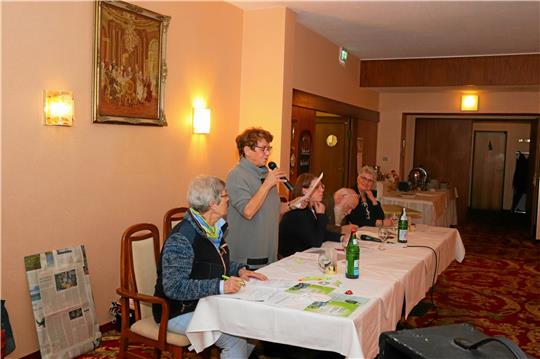 Vorstandsbericht auf der Jahreshauptversammlung des Harzklub-Zweigvereins Hahnenklee: Die Vorsitzende Hildegard Steffens blickt auf ein ereignisreiches Jahr zurück und sorgt sich um die Zukunft der Heimatstube. Foto: Kammer