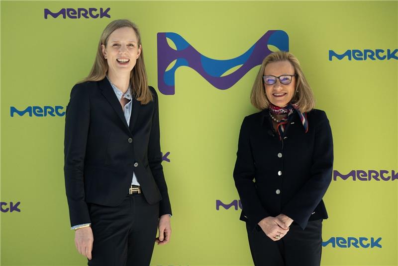 Merck erleidet Gewinnrückgang nach Corona-Boom Vorstandschefin Belen Garijo (r.) und Helene von Roeder, Mitglied der Geschäftsleitung und Finanzvorständin bei Merck.